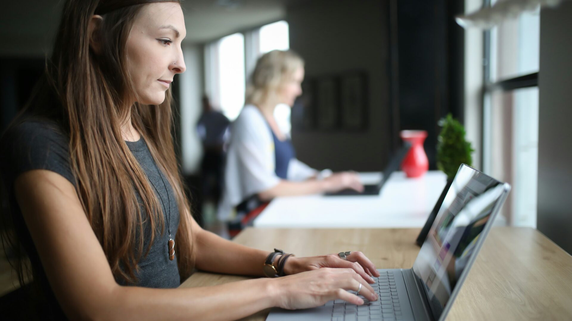 Zdjęcie wpisu: /wp-content/uploads/2025/06/thestandingdesk-MmUBo7k0rxs-unsplash.jpg